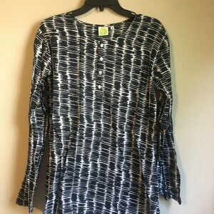 See design medium black and white long sleeved top